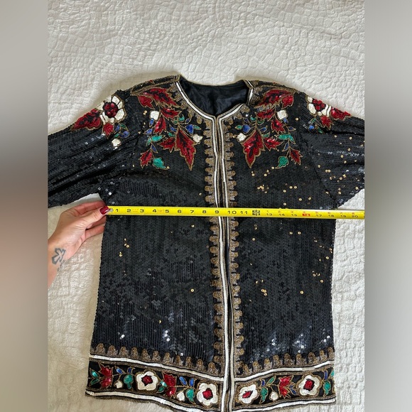 Vintage women’s black silk sequin evening jacket with red floral design. - Picture 14 of 17